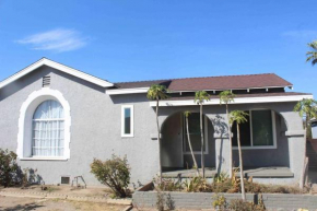 Chic and Stylish 3 bedroom House near LAX & Rams!